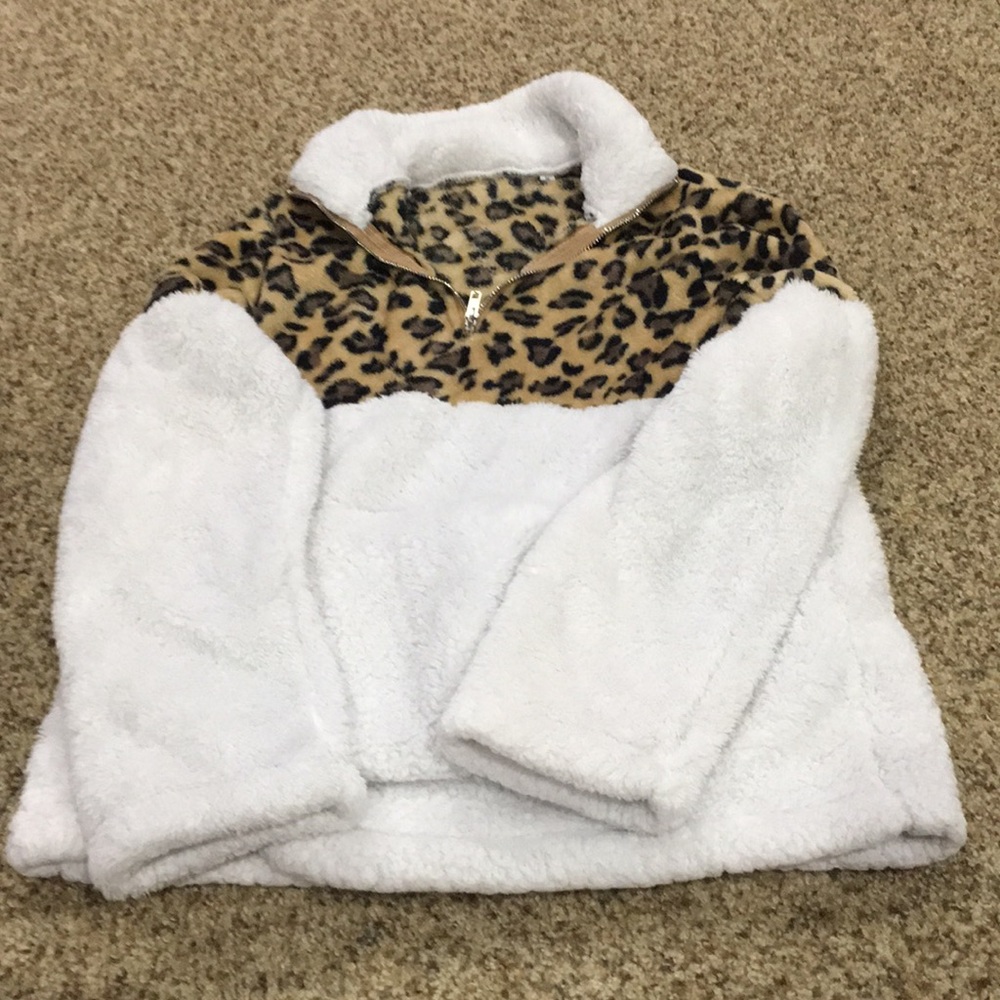 White and leopard pullover M